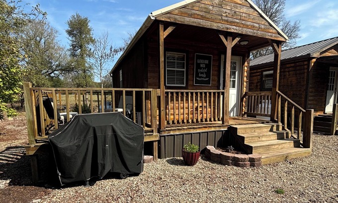 Fort Towson Cabin | Cozy cabin with peaceful view in small town Fort Towson