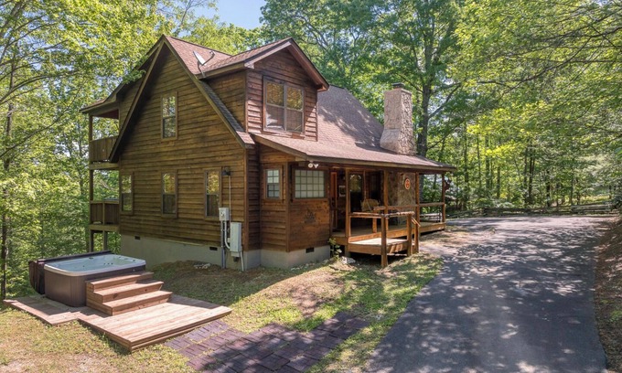 Townsend Cabin | Cozy cabin with seclusion and nature all around ! Enjoy a evening in the hot-tub