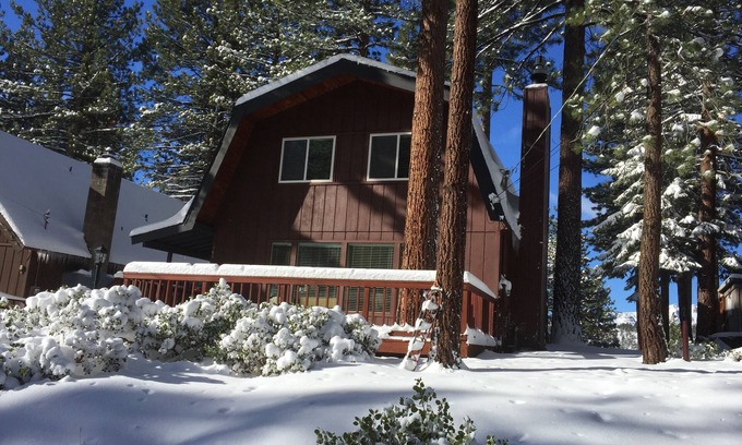 Pioneer Trail House | Cozy Cabin with Mountain Views from Deck, Loft and Hot Tubn