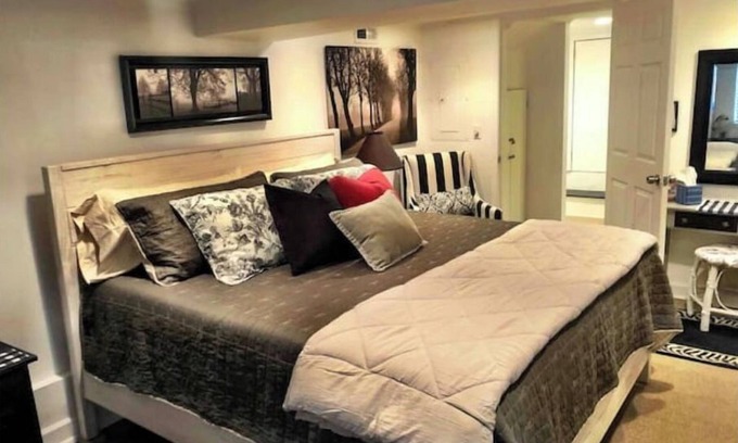 Newnan Apartment | Cozy Camellia in Historic Downtown Newnan