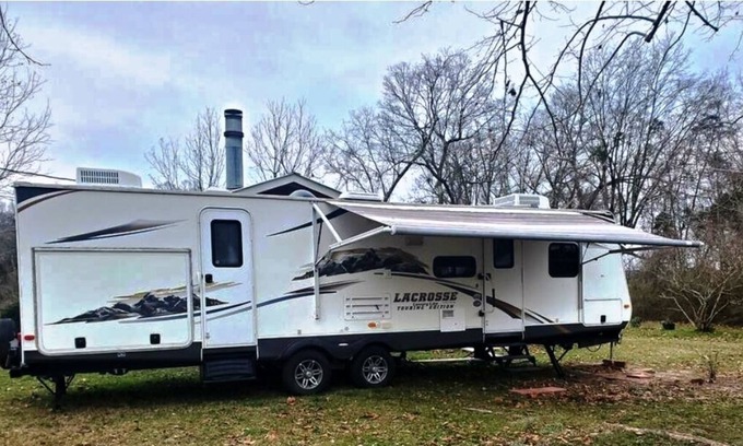 Milton House | Cozy camper in the country under construction