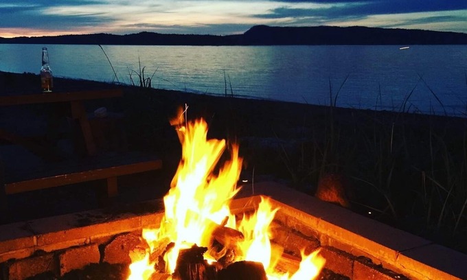 Regional District of Nanaimo Cabin | Cozy Canadian cabin overlooking the ocean! 1 min to the beach