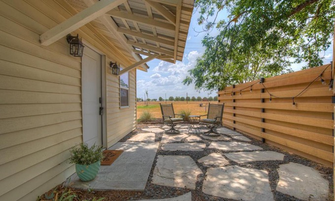 Stonewall House | Cozy Casita! In Texas Famous 290 Winery Corridor!