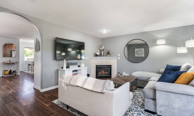 St. Johns House | Cozy Cathedral Park Home - 2bed/2.5 Ba. + Office