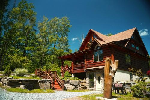 Monticello Villa | Cozy Catskill Log Home
