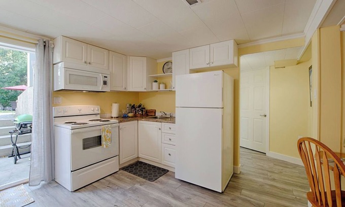 Vernon Apartment | Cozy centrally located bachelors suite