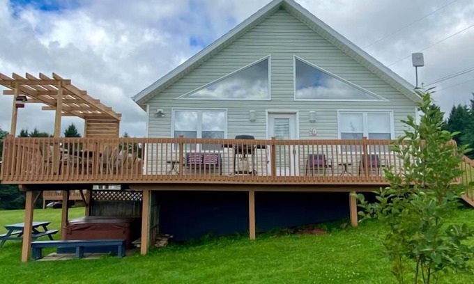 Found Mills House | Cozy chalet with water view, kayaks, and hot tub
