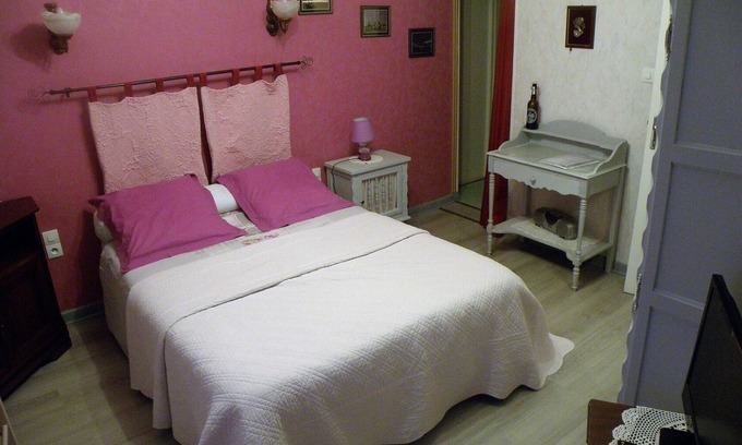 Cousances-les-Forges Bed & Breakfast | Cozy chalet with fireplace, pets welcome