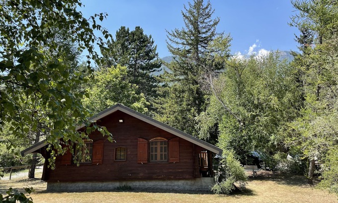 Saint-Crepin Ski Chalet | Cozy chalet and its 1000 m2 garden
