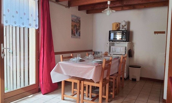 Cauterets Apartment | Cozy Chalet for 5, Garden, Parking, Near Lift, 37m², South-Facing