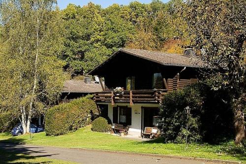 Schoenecken Ski Chalet | Cozy chalet with fireplace located in wooded area