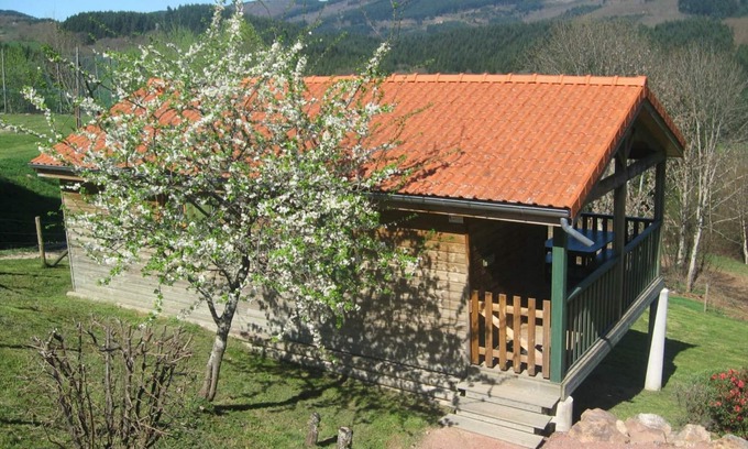 Les Noes Cottage | Cozy Chalet with Terrace, Near Trails and Activities, Pet-Friendly, All-Inclusive Utilities