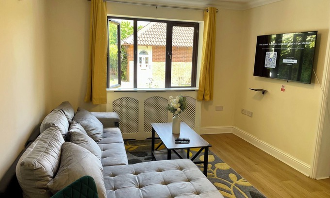 Chippenham House | Cozy Chippenham Double En-suite 5 Bed House with Free Parking for 4 cars