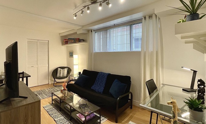 Cote-Des-Neiges—Notre-Dame-De-Grace Apartment | Cozy & Clean Apt - Great Central location+free parking - 31 night minimum