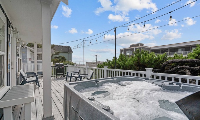 Lincoln City Cottage | Cozy Coast Cottage: King, Hot Tub, Near Beach