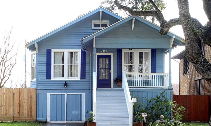 Galveston Cottage | Cozy Coastal Cottage 5 minutes from the Seawall. Fenced yard with chicken coop