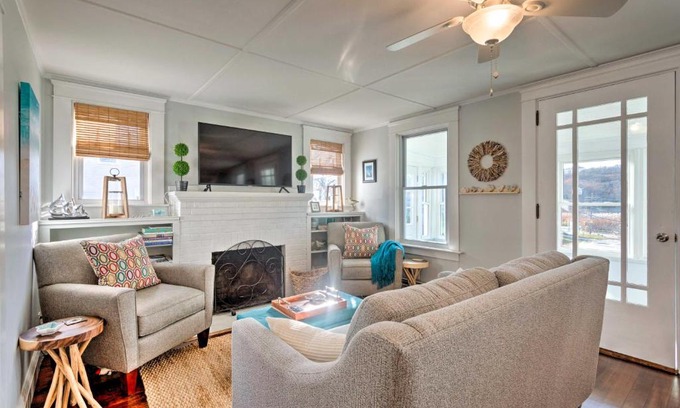 Narragansett House | Cozy Coastal Cottage 5 Mi to Narragansett Beach!