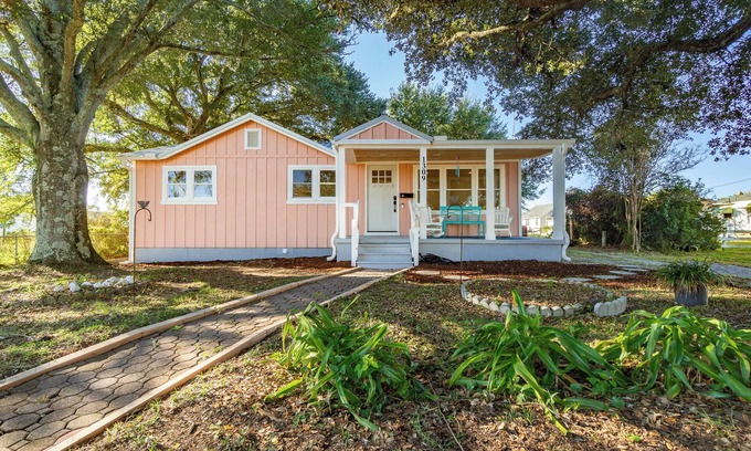 Morehead City Cottage | Cozy Coastal Retreat: Charming 2-Bedroom Cottage in Morehead City!