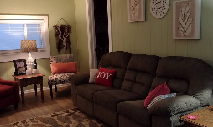 Akron Cottage | Cozy, comfortable and close to Cleveland-Canton-Skiing & Cuyahoga Natl. Park