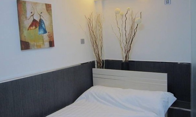 Jordan Apartment | cozy comfy room in yau ma tei 3/5