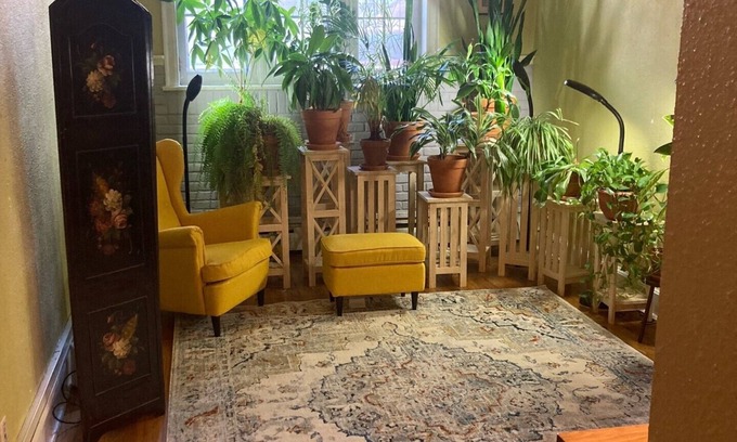 Downtown Minneapolis Apartment | Cozy condo in the heart of Minneapolis. Historical brownstone and charming area.