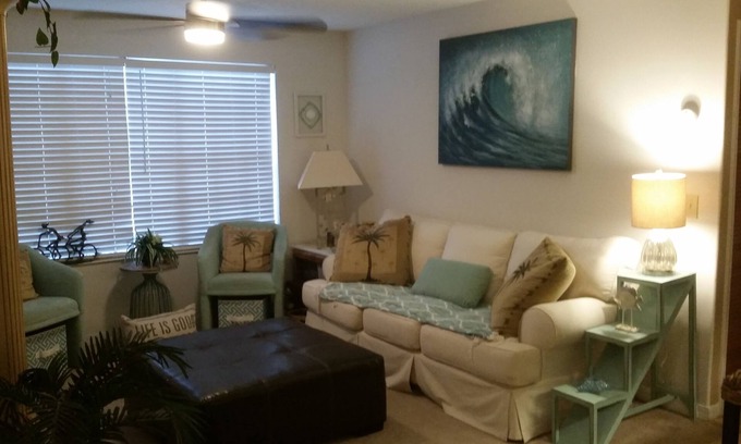 Suntree Condo | Cozy Condo Retreat.Close to Beaches/Disney/NASA.Tranquil Large Pool/Jacuzzi area