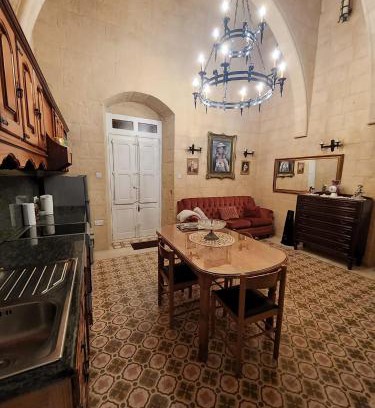 Valletta House | Cozy Corner House in Valletta - Authentic!