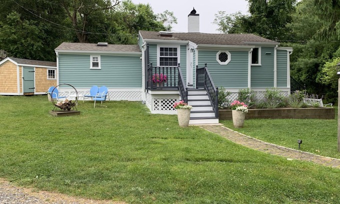 Middletown Cottage | Cozy Cottage 1.5 mi. To Third Beach.nnn