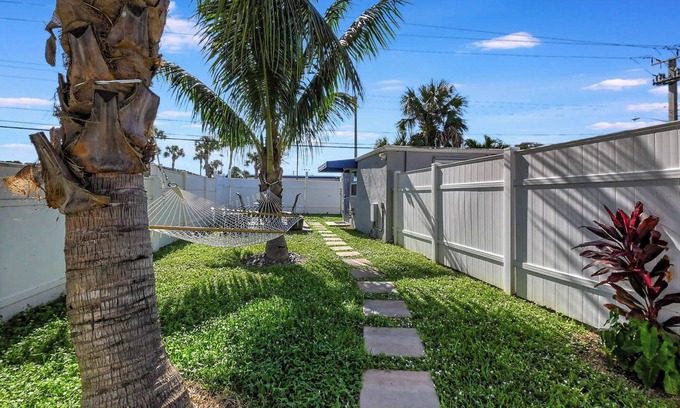 Delray Beach Apartment | Cozy Cottage 5 Min to Beach Perfect for Couples