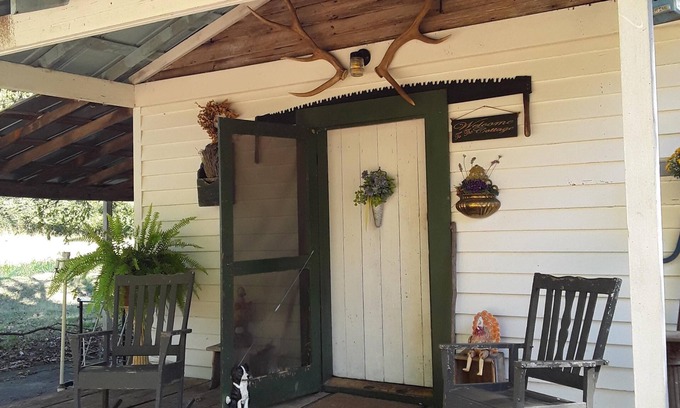 Mulberry Cottage | Cozy Cottage at Lavender Farm near Jack Daniel's Distillery, with breakfast
