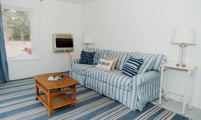 Shorewood-Tower Hills-Harbert Apartment | Cozy Cottage by Lake MI&Dunes w/Hot tub