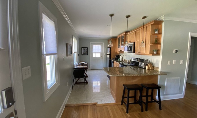 Oyster Harbor House | Cozy Cottage by the Beach - Waterview Minutes from Downtown Annapolis