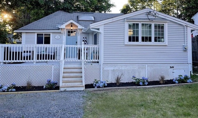 Plymouth Cottage | Cozy Cottage by the Sea