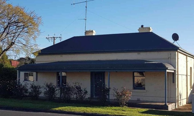 Tatiara House | Cozy cottage close to all amenities. Family and Pet friendly