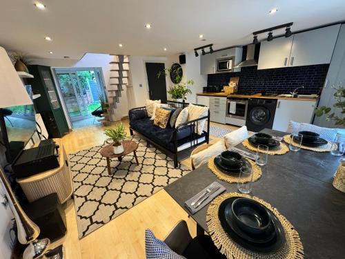 Holbrooks House | Cozy Cottage Coventry self check-in after 3pm