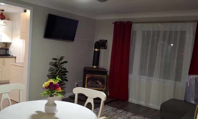 North Bay House | Cozy cottage eating shopping lake, trails 1 min walk