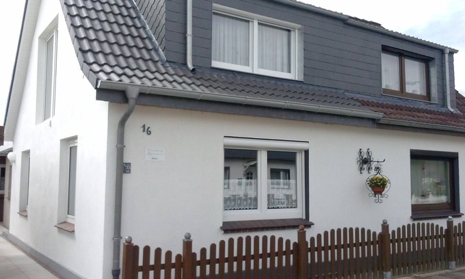 Wilhelmshaven House | Cozy cottage for 4 people with Wi-Fi.
