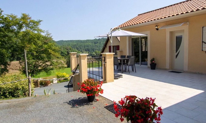 Auriac-du-Perigord Cottage | Cozy Cottage with Garden, Near Dordogne Castles and Vézère Sites, with Modern Amenities & WiFi