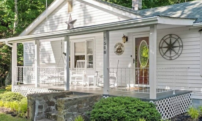 Millboro House | Cozy Cottage in the Woods-Firepit-BBQ-Games-Smores