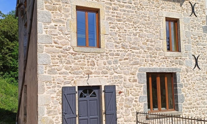 La Chabanne Cottage | Cozy Cottage Near Mountain Activities with WiFi, BBQ, and Family Amenities