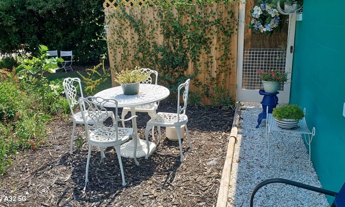 Homosassa Cottage | Cozy cottage nestled on a quiet street. Plenty of parking space .