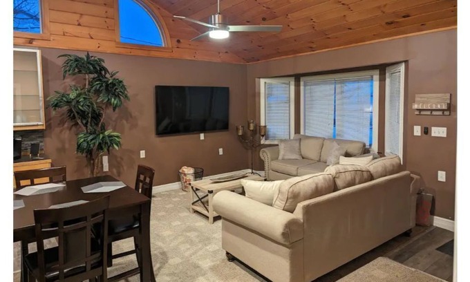 Watertown House | Cozy Cottage next to Thompson Park