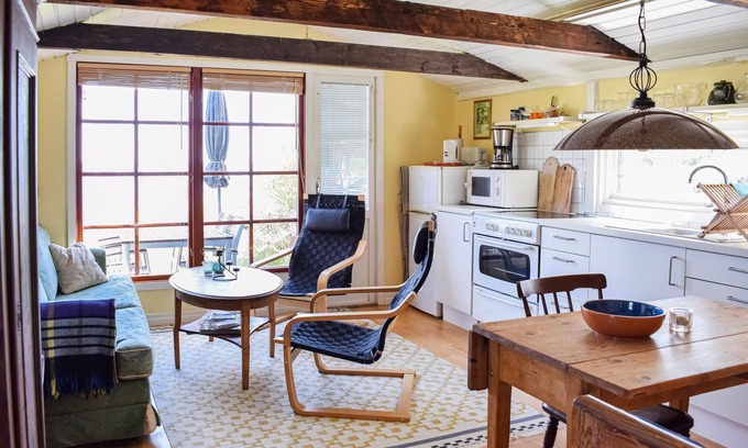 Fagelmara House | Cozy cottage on a beachfront property.