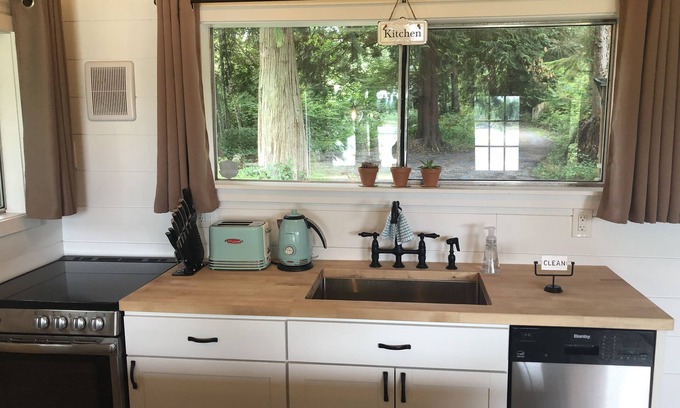 Lake Morton-Berrydale House | Cozy Cottage on a LAKE!