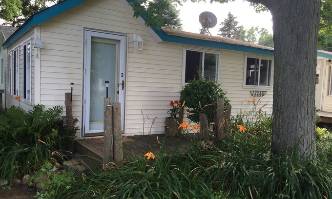 Applegate Cottage | Cozy Cottage overlooking Lake Huron #3