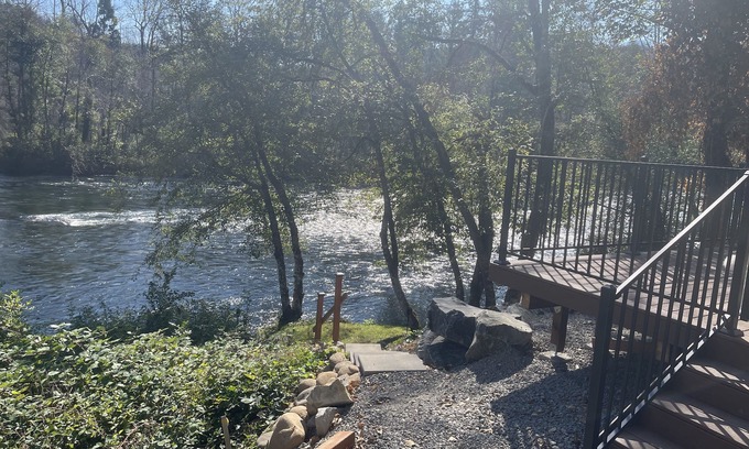 Cascadia Cottage | Cozy Cottage right on the McKenzie River!