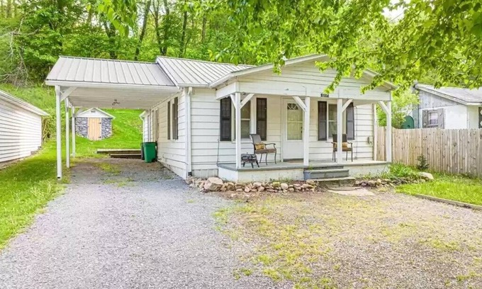 Damascus Cottage | Cozy Cottage to soak up Appalachia's beauty