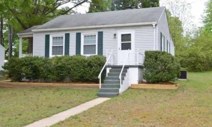Stoneville House | Cozy Cottage - travelers or contract workers welcome