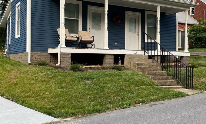 Greeneville House | Cozy Cottage walking distance to Downtown!