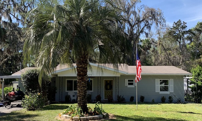 Crystal River House | Cozy Cottage water and dock access swim, kayak, or paddle board